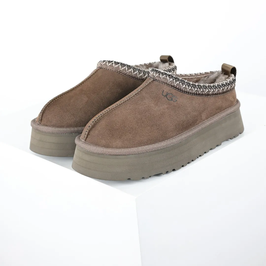 Copy price 💰560 Core recommendation of good price 5cm thick sole, independently developed original outsole, cashmere insole, keeping warm in winter, suitable for home use. In the new year, uug launched a style series, which is partially geared towards the preferences of young consumers. It has also moved to the forefront of fashion trends. Shoe body material, water-repellent coated suede upper, 17 mm UGGPURE™ implanted wool insole, lightweight non-slip and comfortable rubber outsole, with brand LOGO and trademark, with full package Size: 35 36 37 38 39 40